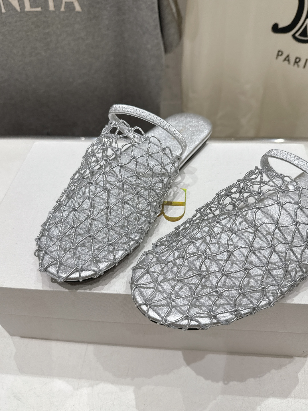 高版本出厂 The Row 2026ss夏日新款绳索编织镂空平底凉鞋舒适百搭 复古编织镂空设计 鞋口处超