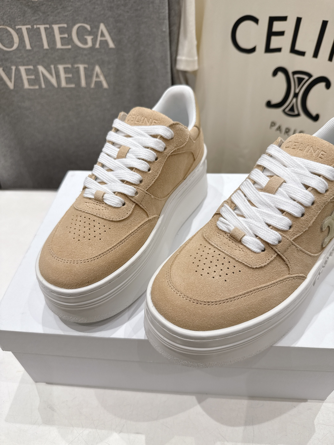 高版本出厂 厚底 CELINE*思琳赛琳 2026ss新款徽标系带厚底休闲鞋小白鞋简单舒服，干净利落，增