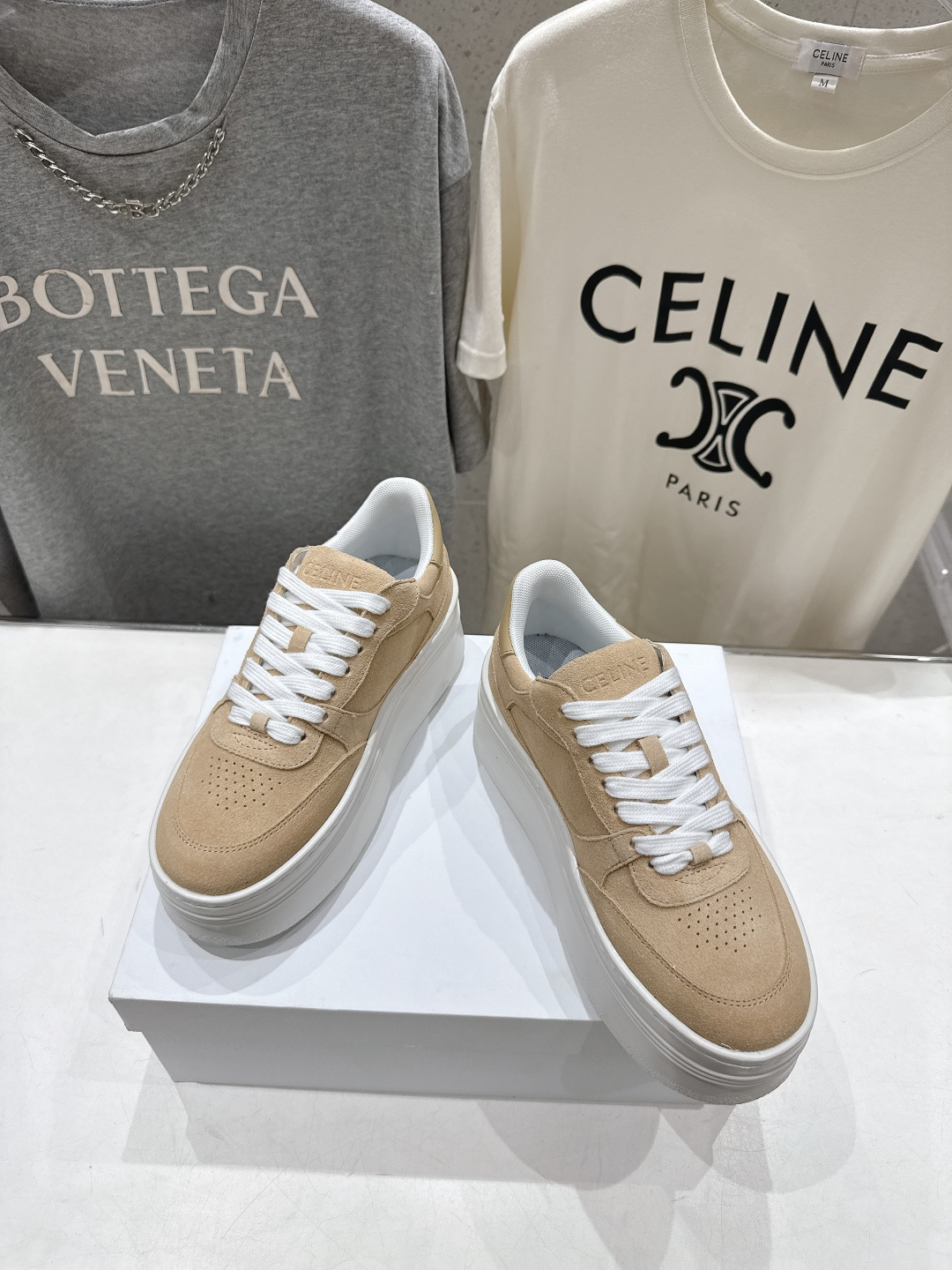 高版本出厂 厚底 CELINE*思琳赛琳 2026ss新款徽标系带厚底休闲鞋小白鞋简单舒服，干净利落，增