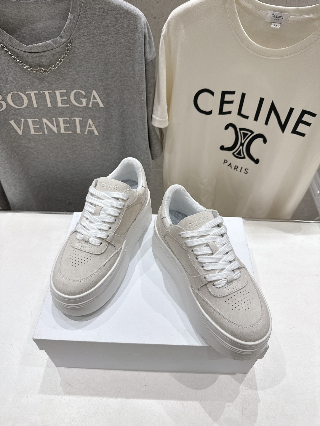 高版本出厂 厚底 CELINE*思琳赛琳 2026ss新款徽标系带厚底休闲鞋小白鞋简单舒服，干净利落，增