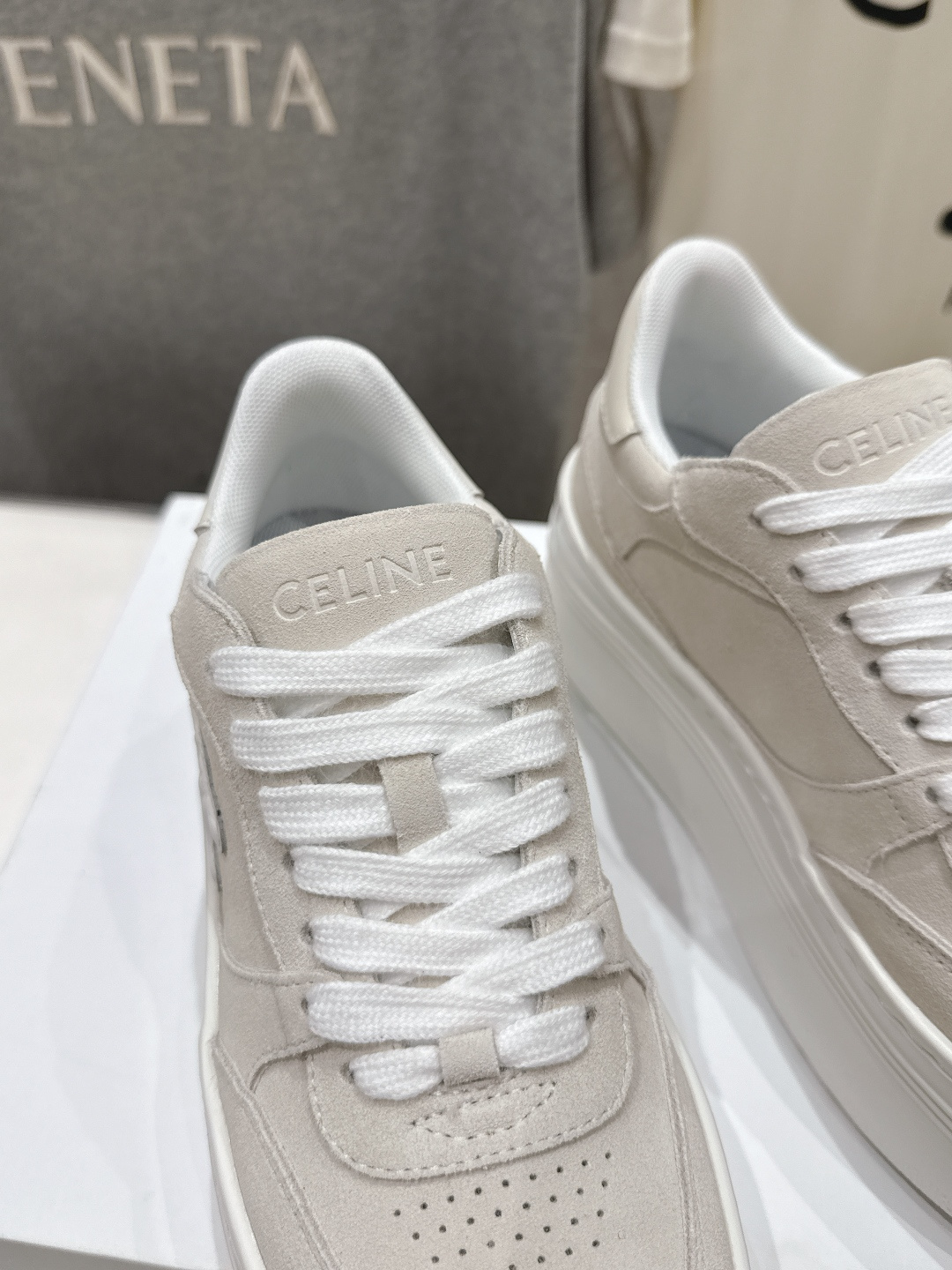 高版本出厂 厚底 CELINE*思琳赛琳 2026ss新款徽标系带厚底休闲鞋小白鞋简单舒服，干净利落，增