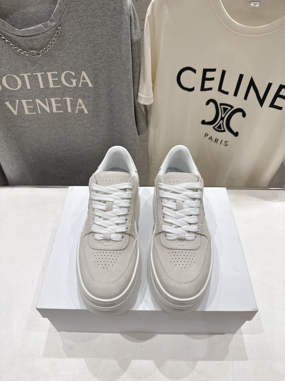 NO:760136,High version thick sole CELINE* Celine Celine 2026ss new logo lace thick sole casual shoes small white shoes simple and comfortable, clean and neat, heightening and slimming the legs, whether worn alone or paired with wide-leg pants, high street and retro together to make CELINE girls. Upper imported first-layer calfskin lining original lining outsole original 1:1 open molded outsole  Size 35-40 (40 customized), casual shoes/sports shoes, celine, celine, sneakers, cowhide19860909高版本 厚底 CELINE*思琳赛琳 2026ss新款徽标系带厚底休闲鞋小白鞋 简单舒服,干净利落,增高显腿细,无论是单穿还是搭配阔腿裤,高街又复古一起来做CELINE女孩 鞋面进口头层小牛皮 内里原版内里 大底原版1:1开模大底 码数35-40（40订做）,休闲鞋/运动鞋,celine,celine,sneakers,cowhide,Women's Shoes