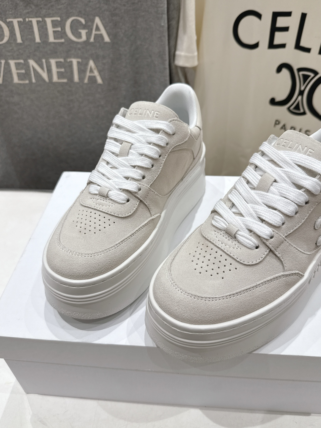 高版本出厂 厚底 CELINE*思琳赛琳 2026ss新款徽标系带厚底休闲鞋小白鞋简单舒服，干净利落，增