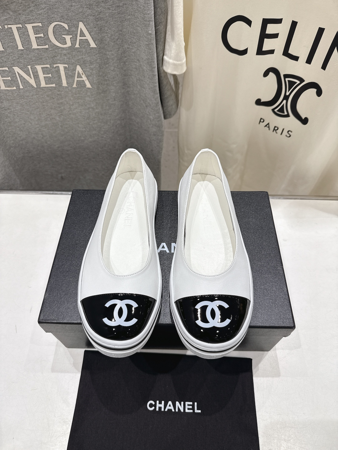 NO:760128,High version CHANEL* Chanel F015-Xiaoxiang 2026ss spring and summer new round toe flat shoes Mary Jane shoes with exquisite last, the main recommendation of Milan catwalk, classic fashion and versatile series!  It looks super good on the feet, playful and high-end!  It’s worth grouping up with sisters to get the same style!  Imported calfskin upper, imported sheepskin lining, original molded non-slip outsole, size 35-39 (40.41 custom made, non-returnable), single shoes, chanel, chanel, mary jane, flats, cowhide, sheepskin19860909高版本  CHANEL*香奈儿F015-小香2026ss春夏新款圆头平底鞋玛丽珍单鞋 鞋楦精美,米兰走秀主推款, 经典时尚百搭系列！上脚超级好看,俏皮又高级！值得姐妹组团get同款！ 鞋面进口小牛皮 内里进口羊皮 大底原版开模防滑大底 码数35-39（40.41定做不退换）,单鞋,chanel,chanel,mary jane,flats,cowhide,sheepskin,Women's Shoes