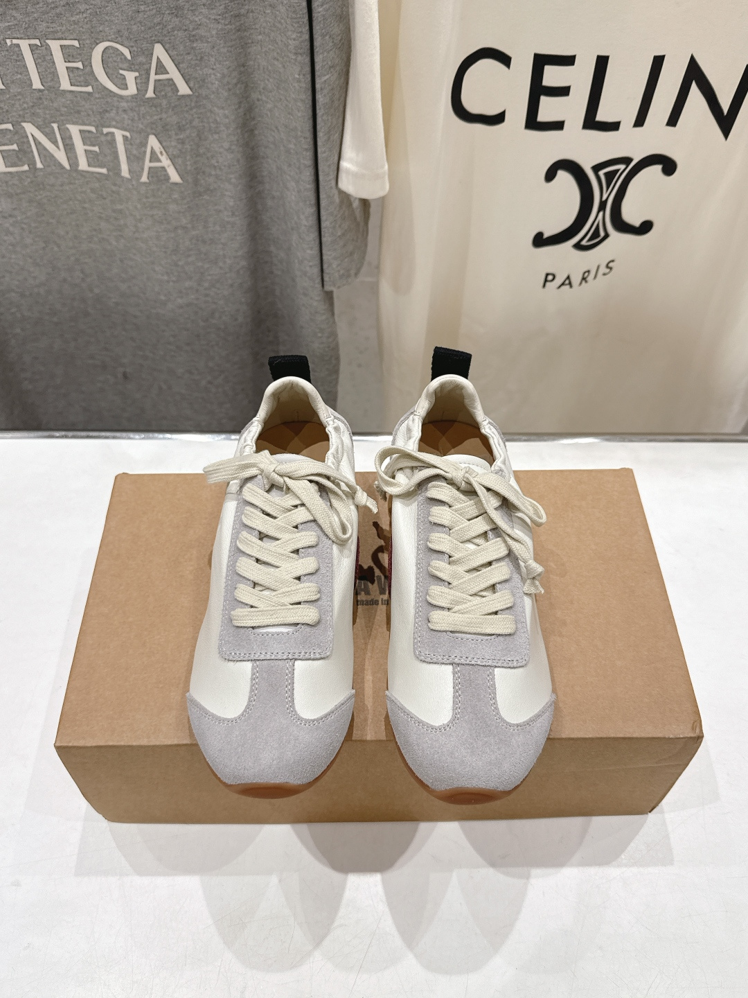 NO:760121,High version UMA WANG fashionable brand new F064 2026ss new retro lace-up casual shoes moral training shoes, a double ecstasy artifact for the texture party + the lazy party. The first layer of cowhide and suede is so soft that it feels like a layer of clouds is wrapped around the feet, and the comfort is full  The inner lining is made of fine lambskin, which is skin-friendly and breathable. The stitching and distressed effects on the upper are all hand-processed, and the stitching is delicate and has a natural hand-made temperature, which reflects the craftsmanship standards of high-end designer brands. The rubber outsole is soft and non-slip, fits the foot when walking, and takes into account retro styling and comfort. The low-saturation color matching is very adaptable, and can be paired with suits and dresses to create a formal look, or combined with jeans and sweatshirts to create a casual daily style.  Size 35-39 (40 customized), casual shoes/sports shoes, sneakers, hoodie, sweatshirts, skirts, jeans, business suit, cowhide, sheepskin19860909高版本  UMA WANG 潮牌上新F064 2026ss新款复古系带休闲鞋德训鞋,质感党+懒人党双狂喜神器 头层牛皮拼绒面革,软到像裹了层云朵在脚上,舒适度拉满 内衬为细腻小羊皮,触感亲肤且透气性佳.鞋面拼接缝线、做旧效果均为手工处理,针脚细腻且带有自然的手工温度,体现了高端设计师品牌的工艺标准. 采用橡胶大底,柔软且防滑,行走时贴合脚感,兼顾了复古造型与舒适度.低饱和度配色适配性极强,既能搭配西装、连衣裙打造正式造型,也能与牛仔裤、卫衣组合出随性日常风格. 码数35-39（40定做),休闲鞋/运动鞋,sneakers,hoodie,sweatshirts,skirts,jeans,business suit,cowhide,sheepskin,Women's Shoes