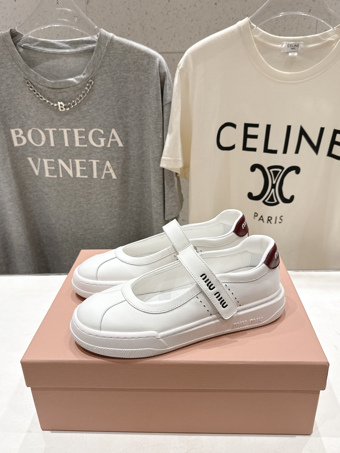 高版本出厂 MiuMiu/缪缪F039 2026ss新款限量版玛丽珍平底休闲鞋这款芭蕾平底鞋呈现街头风鞋