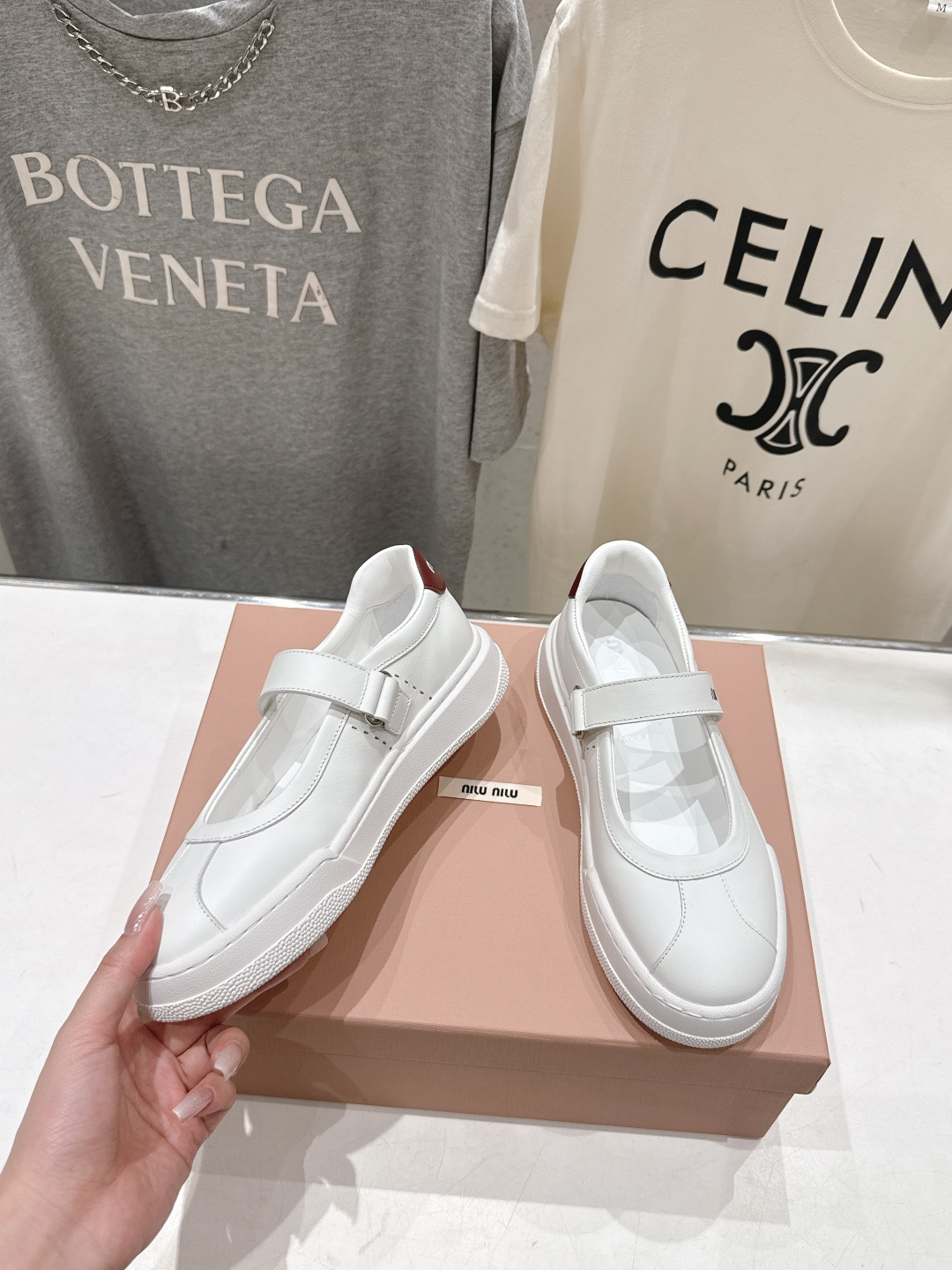 高版本出厂 MiuMiu/缪缪F039 2026ss新款限量版玛丽珍平底休闲鞋这款芭蕾平底鞋呈现街头风鞋