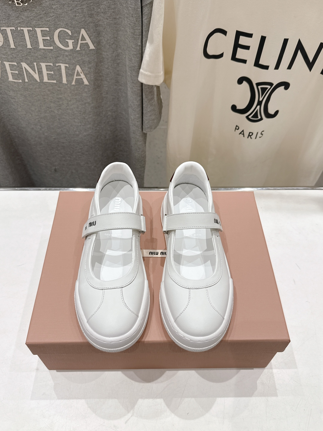 高版本出厂 MiuMiu/缪缪F039 2026ss新款限量版玛丽珍平底休闲鞋这款芭蕾平底鞋呈现街头风鞋