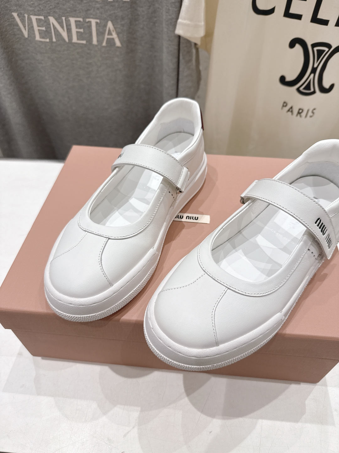 高版本出厂 MiuMiu/缪缪F039 2026ss新款限量版玛丽珍平底休闲鞋这款芭蕾平底鞋呈现街头风鞋