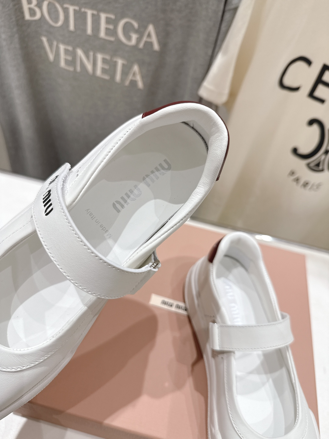 高版本出厂 MiuMiu/缪缪F039 2026ss新款限量版玛丽珍平底休闲鞋这款芭蕾平底鞋呈现街头风鞋