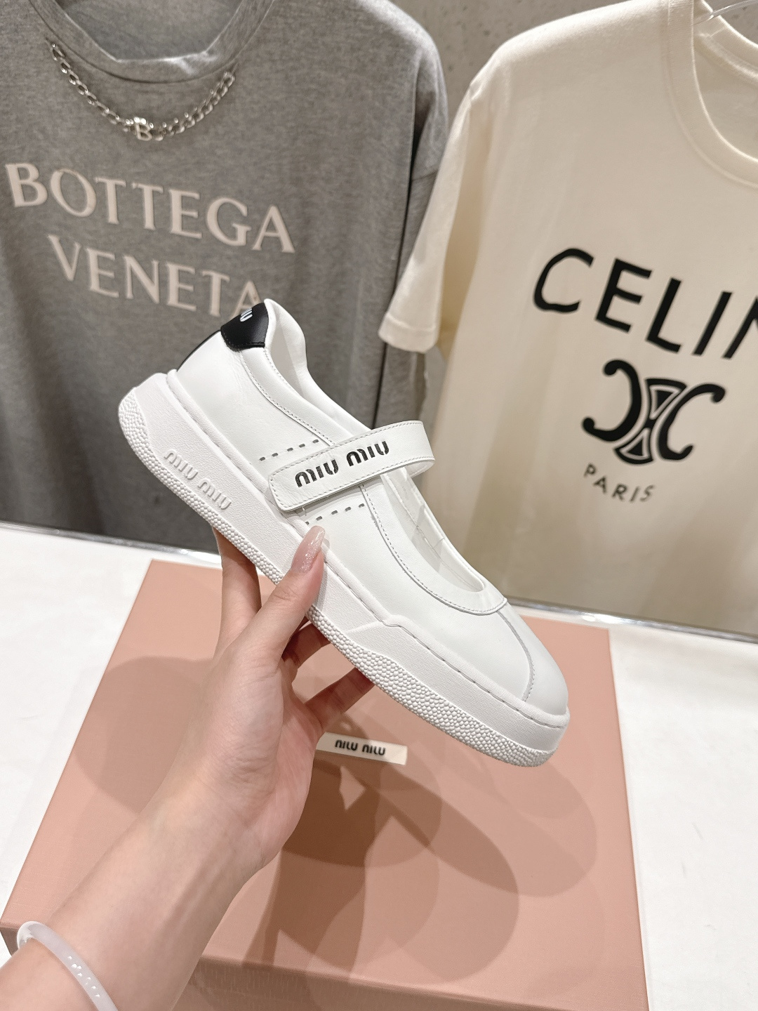 高版本出厂 MiuMiu/缪缪F039 2026ss新款限量版玛丽珍平底休闲鞋这款芭蕾平底鞋呈现街头风鞋