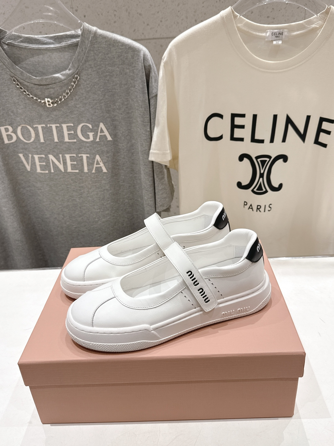 高版本出厂 MiuMiu/缪缪F039 2026ss新款限量版玛丽珍平底休闲鞋这款芭蕾平底鞋呈现街头风鞋