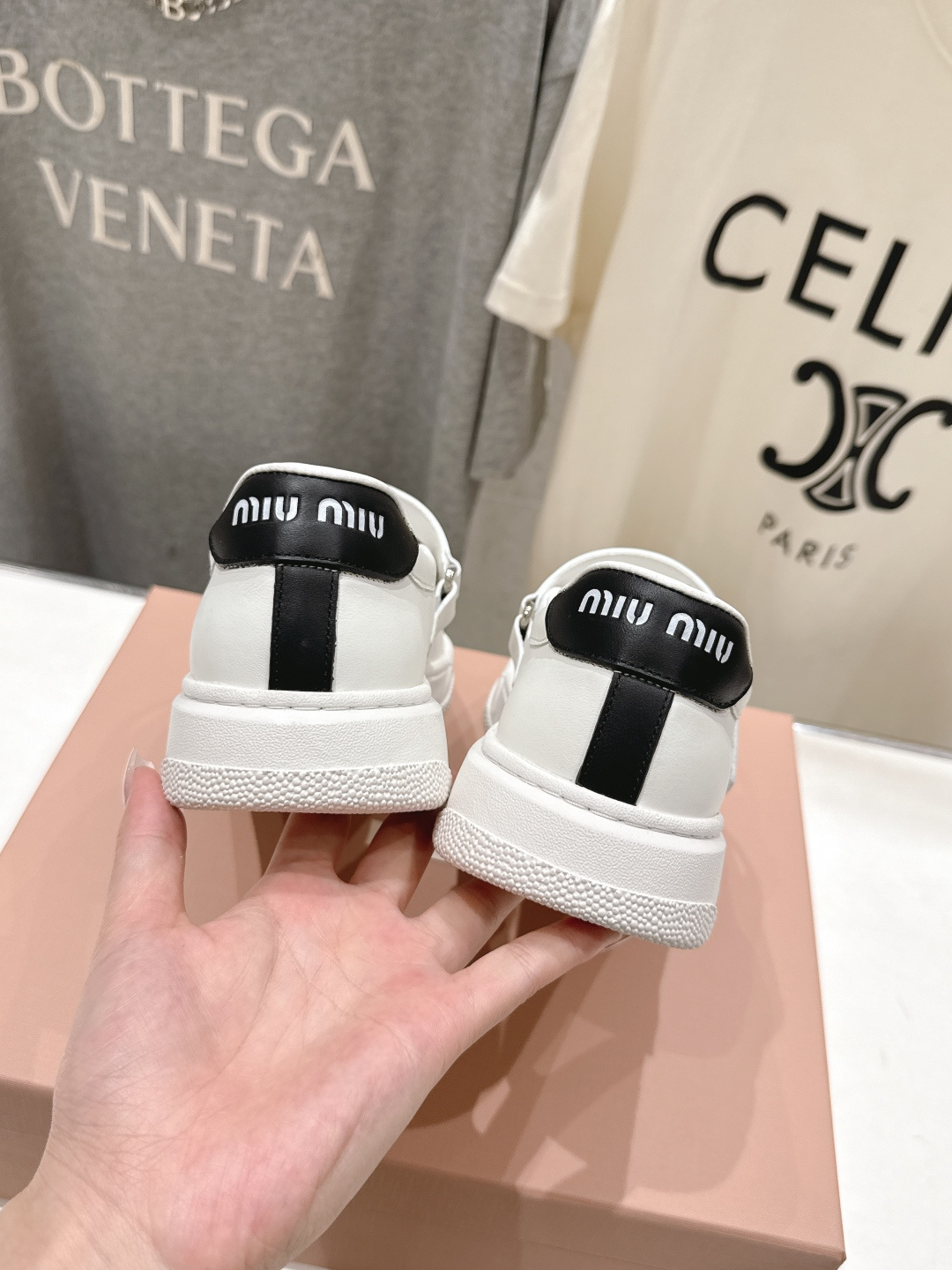 高版本出厂 MiuMiu/缪缪F039 2026ss新款限量版玛丽珍平底休闲鞋这款芭蕾平底鞋呈现街头风鞋