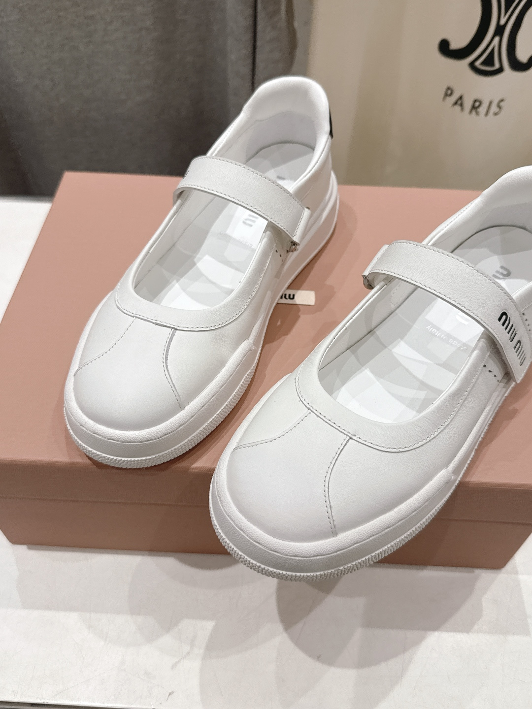 高版本出厂 MiuMiu/缪缪F039 2026ss新款限量版玛丽珍平底休闲鞋这款芭蕾平底鞋呈现街头风鞋