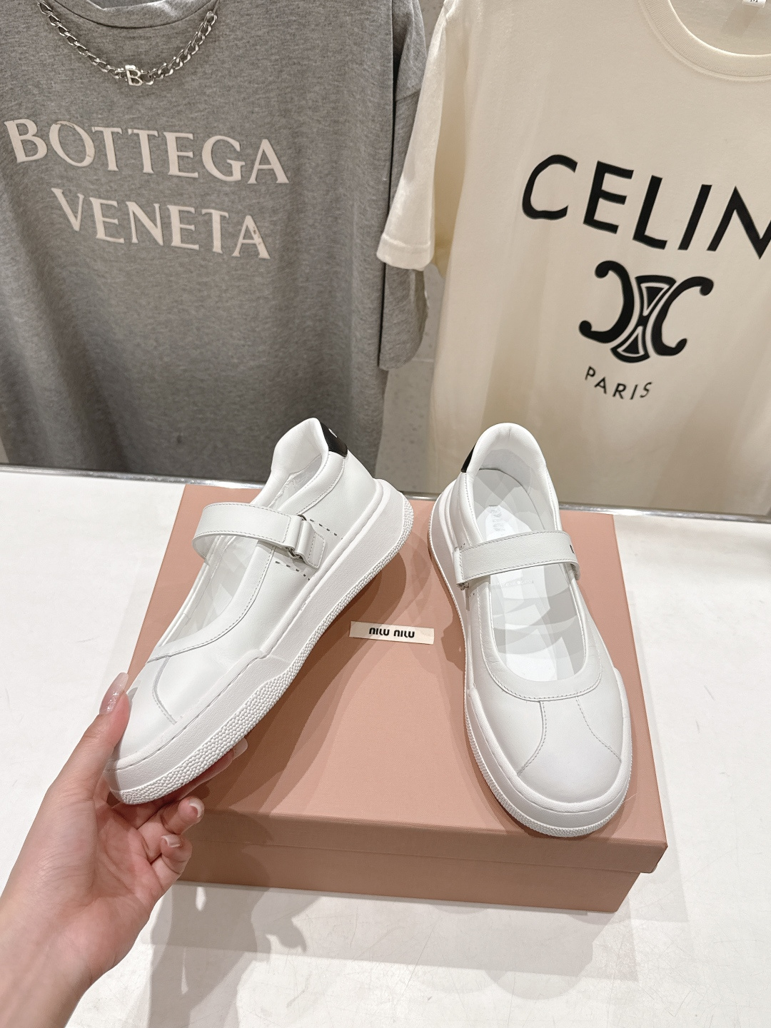 高版本出厂 MiuMiu/缪缪F039 2026ss新款限量版玛丽珍平底休闲鞋这款芭蕾平底鞋呈现街头风鞋