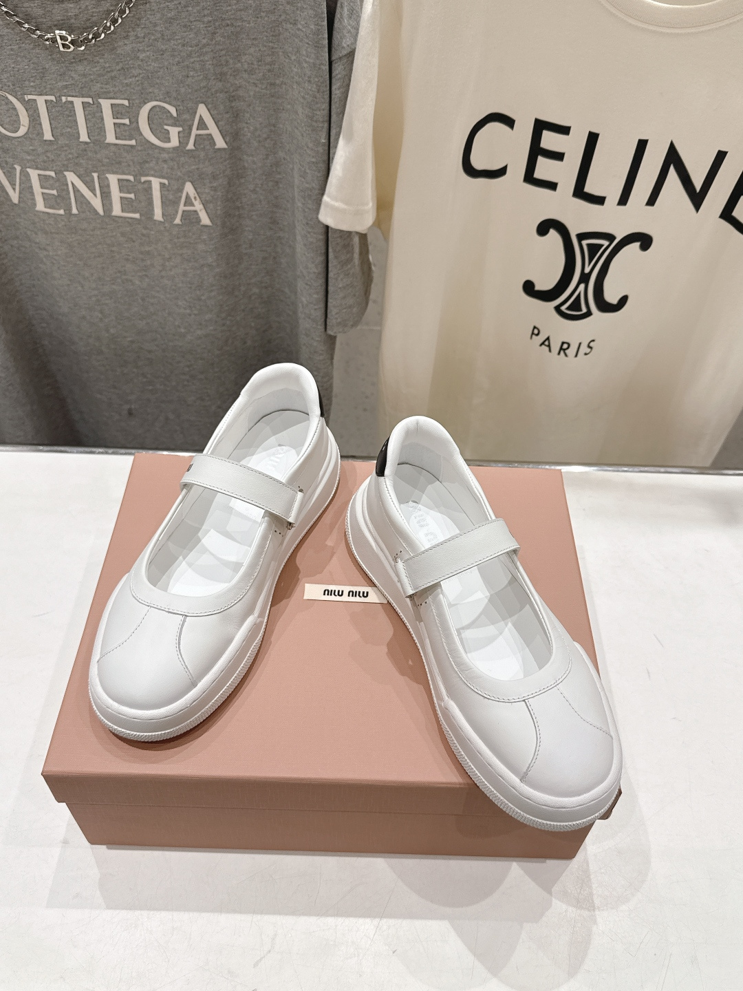 高版本出厂 MiuMiu/缪缪F039 2026ss新款限量版玛丽珍平底休闲鞋这款芭蕾平底鞋呈现街头风鞋