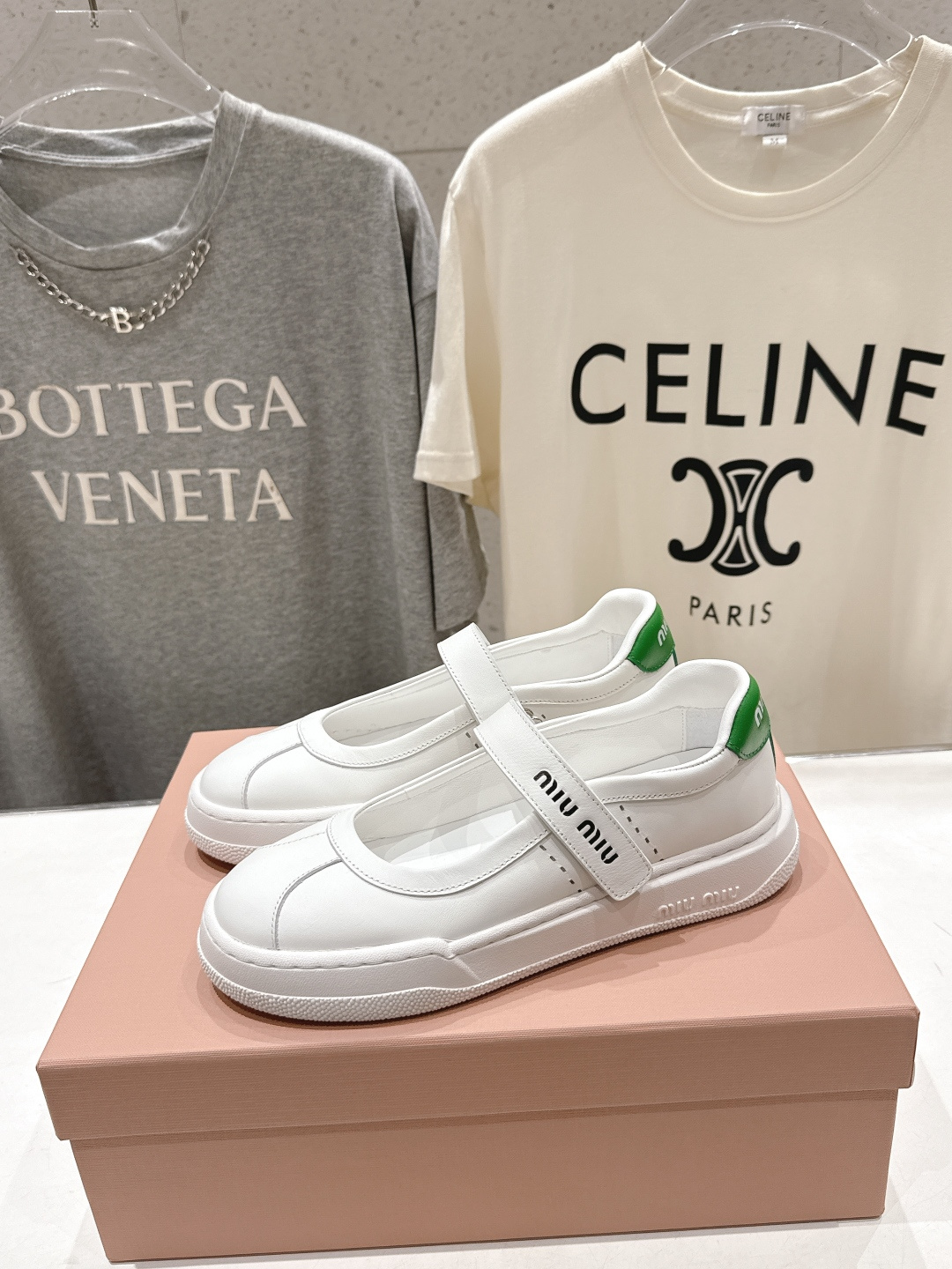 高版本出厂 MiuMiu/缪缪F039 2026ss新款限量版玛丽珍平底休闲鞋这款芭蕾平底鞋呈现街头风鞋