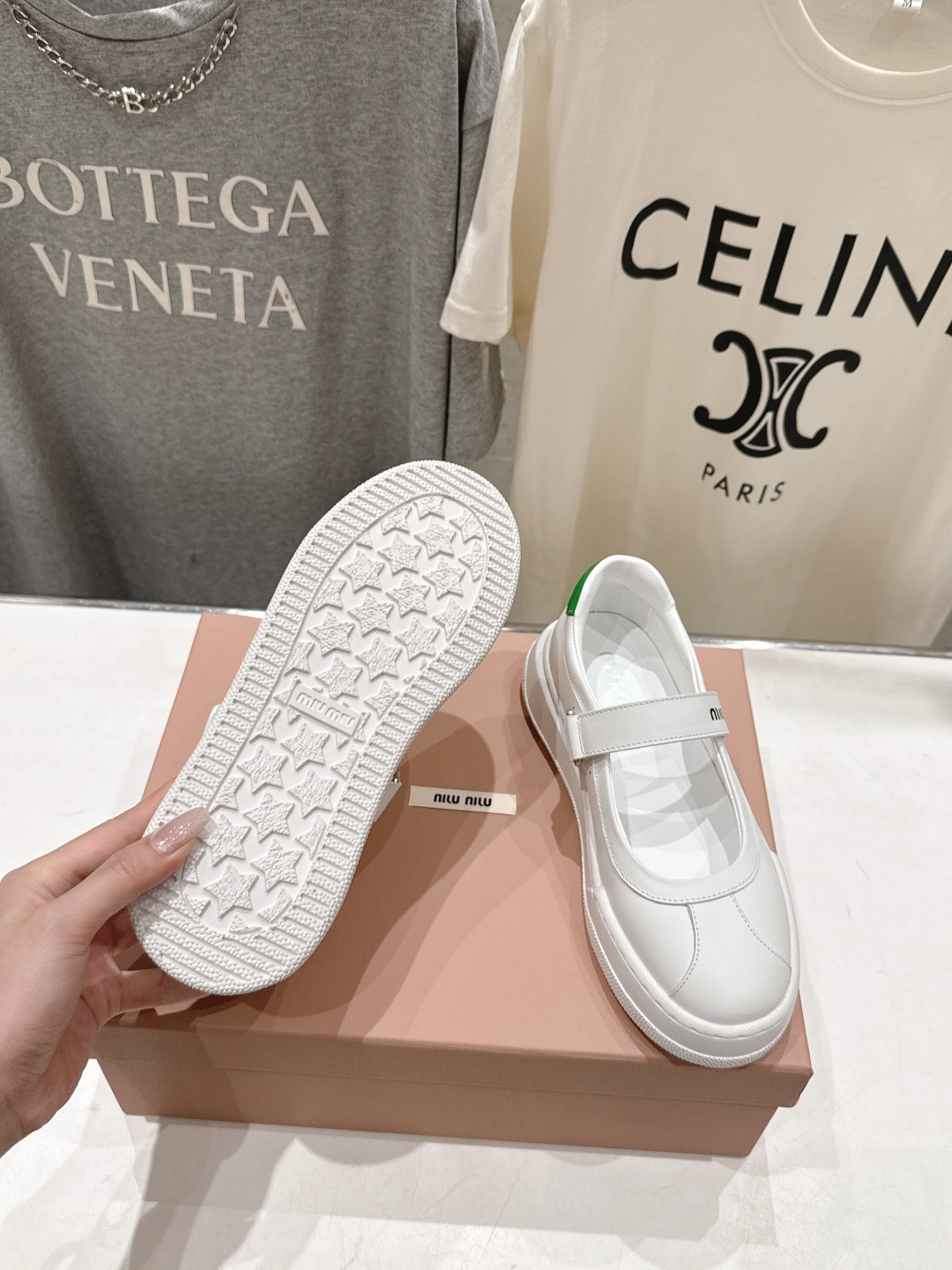 高版本出厂 MiuMiu/缪缪F039 2026ss新款限量版玛丽珍平底休闲鞋这款芭蕾平底鞋呈现街头风鞋