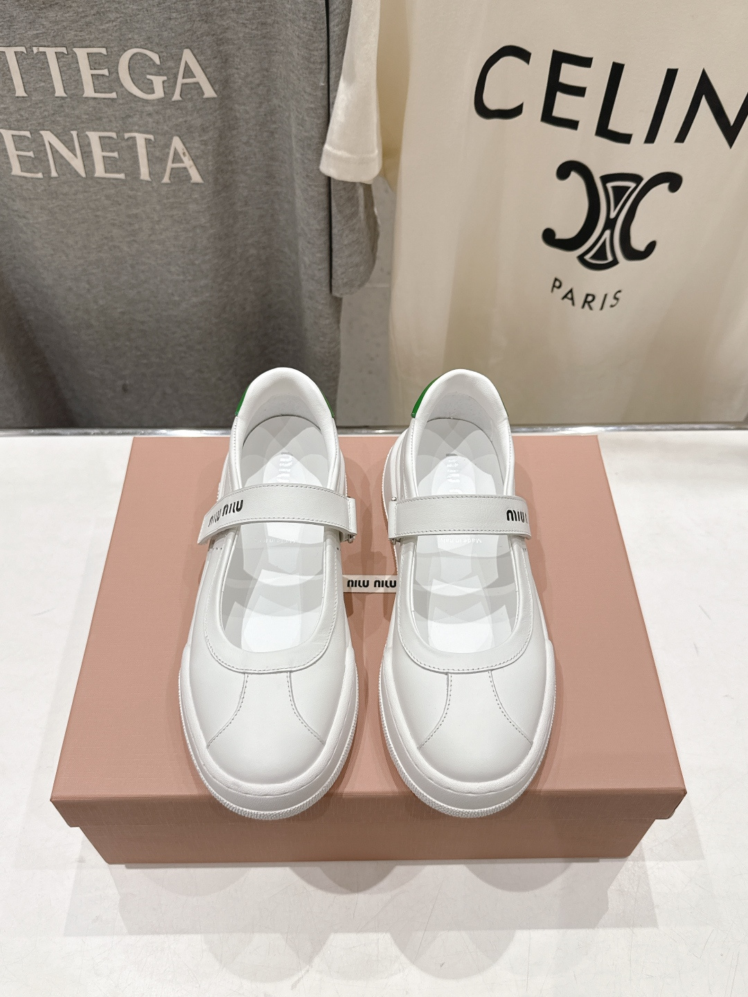 NO:760182,High version MiuMiu/Miu Miu F039 2026ss new limited edition Mary Jane flat casual shoes. These ballet flats present a fashionable contrast between street style soles and elegant silhouettes, with a sporty style and exquisite style. The iconic Miu logo is distinctive. The versatile youthful and energetic design carries bold modern feminine charm, and the eye-catching style is visible at a glance. The upper is imported first-layer cowhide, the lining is sheepskin, and the sheepskin foot pads  Outsole Original molded logo decorated outsole Size35-39 40 Customized non-returnable, Mary Jane, miumiu, mary jane, flats, cowhide, sheepskin19860909高版本 MiuMiu/缪缪F039 2026ss新款限量版玛丽珍平底休闲鞋 这款芭蕾平底鞋呈现街头风鞋底与优雅廓形之间的时尚对比之感,运动风格中兼具精美格调.标志性的Miu家logo装饰特色鲜明.百搭的青春活力设计承载大胆的现代柔美魅力,醒目格调一览无余. 鞋面进口头层牛皮 内里羊皮内里,羊皮垫脚 大底原版开模徽标装饰大底 Size35-39 40定做不退换,玛丽珍,miumiu,mary jane,flats,cowhide,sheepskin,Women's Shoes