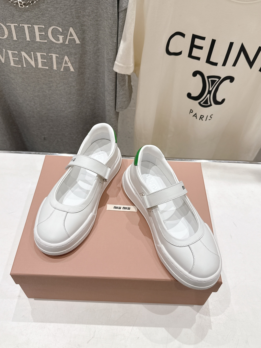 高版本出厂 MiuMiu/缪缪F039 2026ss新款限量版玛丽珍平底休闲鞋这款芭蕾平底鞋呈现街头风鞋