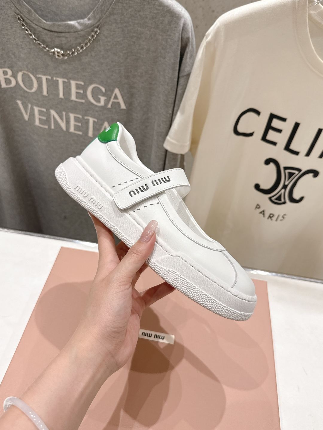 高版本出厂 MiuMiu/缪缪F039 2026ss新款限量版玛丽珍平底休闲鞋这款芭蕾平底鞋呈现街头风鞋