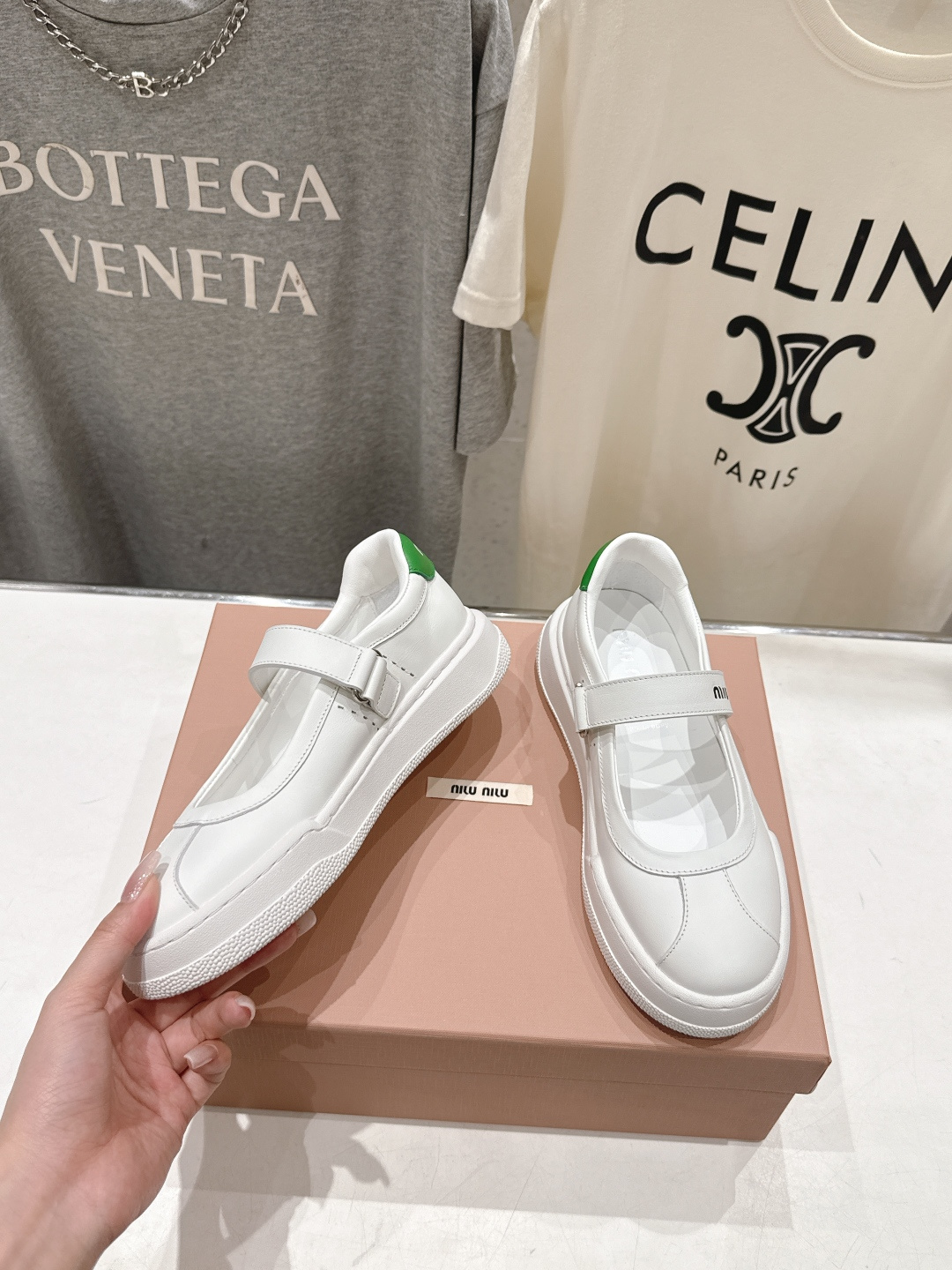 高版本出厂 MiuMiu/缪缪F039 2026ss新款限量版玛丽珍平底休闲鞋这款芭蕾平底鞋呈现街头风鞋