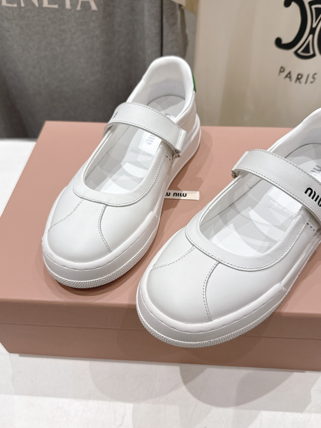 高版本出厂 MiuMiu/缪缪F039 2026ss新款限量版玛丽珍平底休闲鞋这款芭蕾平底鞋呈现街头风鞋