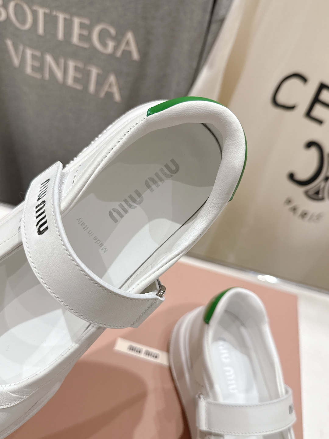 高版本出厂 MiuMiu/缪缪F039 2026ss新款限量版玛丽珍平底休闲鞋这款芭蕾平底鞋呈现街头风鞋