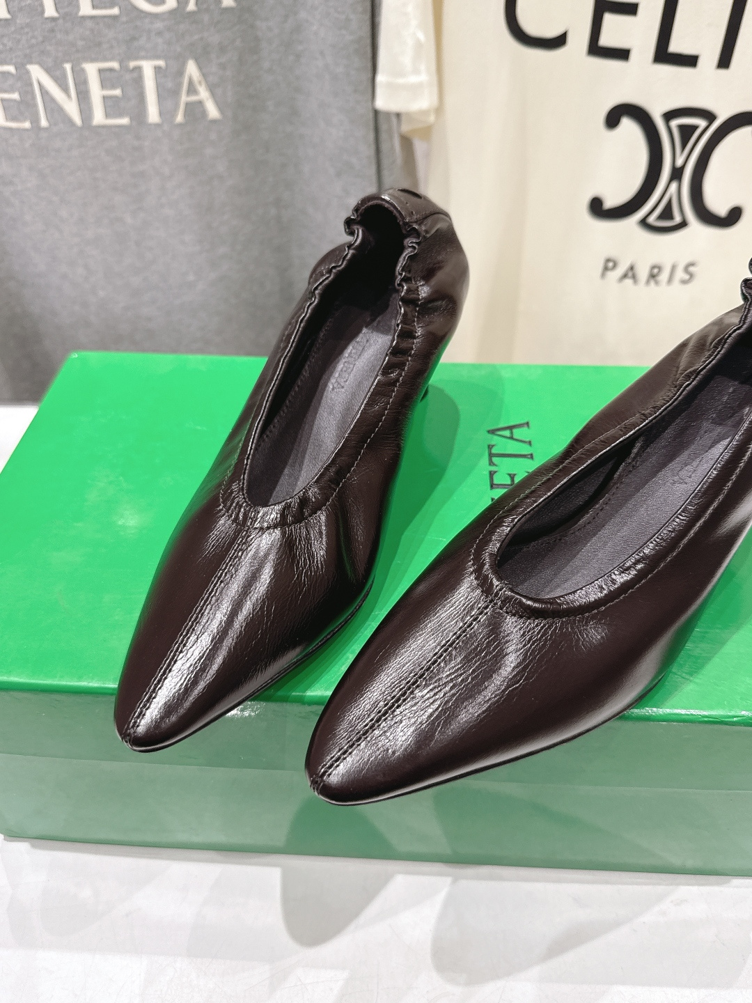 高版本出厂 Bottega Veneta/BV F065 2026ss新款尖头高跟鞋，上脚好美啊优雅材质