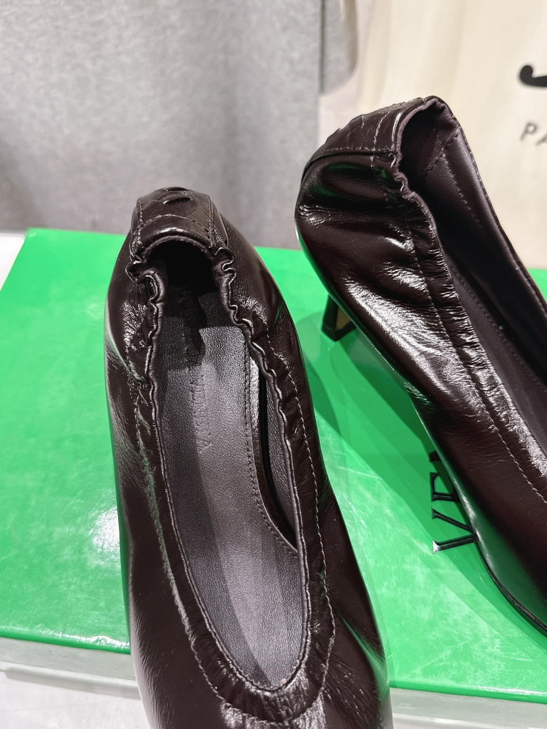 高版本出厂 Bottega Veneta/BV F065 2026ss新款尖头高跟鞋，上脚好美啊优雅材质