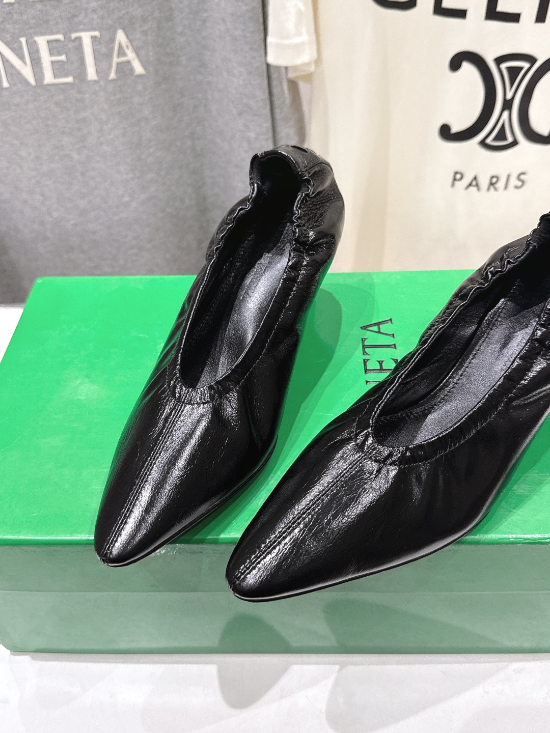 高版本出厂 Bottega Veneta/BV F065 2026ss新款尖头高跟鞋，上脚好美啊优雅材质