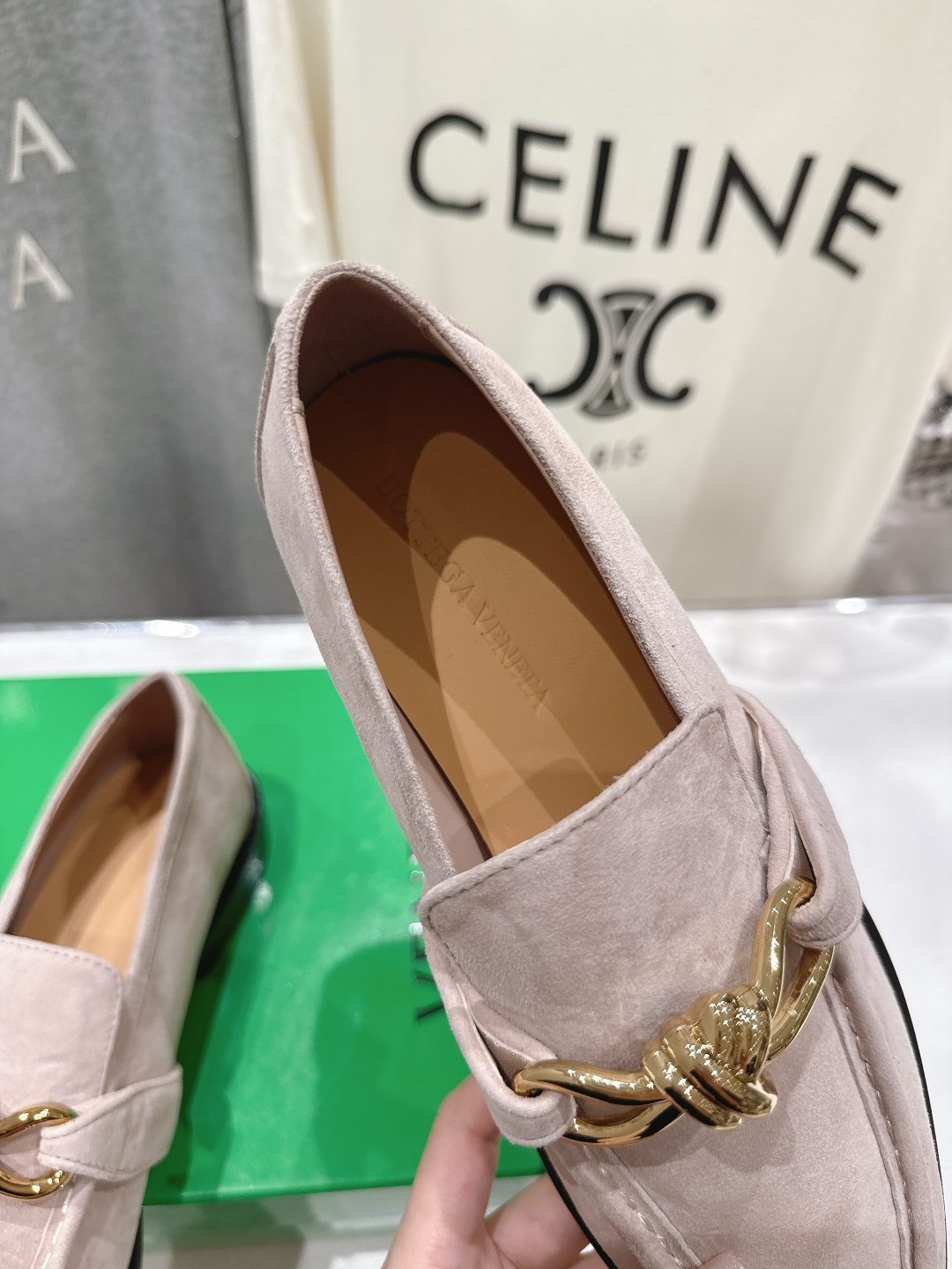 高版本出厂 Bottega Veneta/BV F065 2026ss新款老钱风荔枝纹皮鎏金扣饰平底乐福