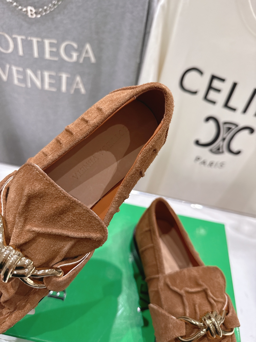 高版本出厂 Bottega Veneta/BV F065 2026ss新款老钱风褶皱皮鎏金扣饰平底乐福鞋