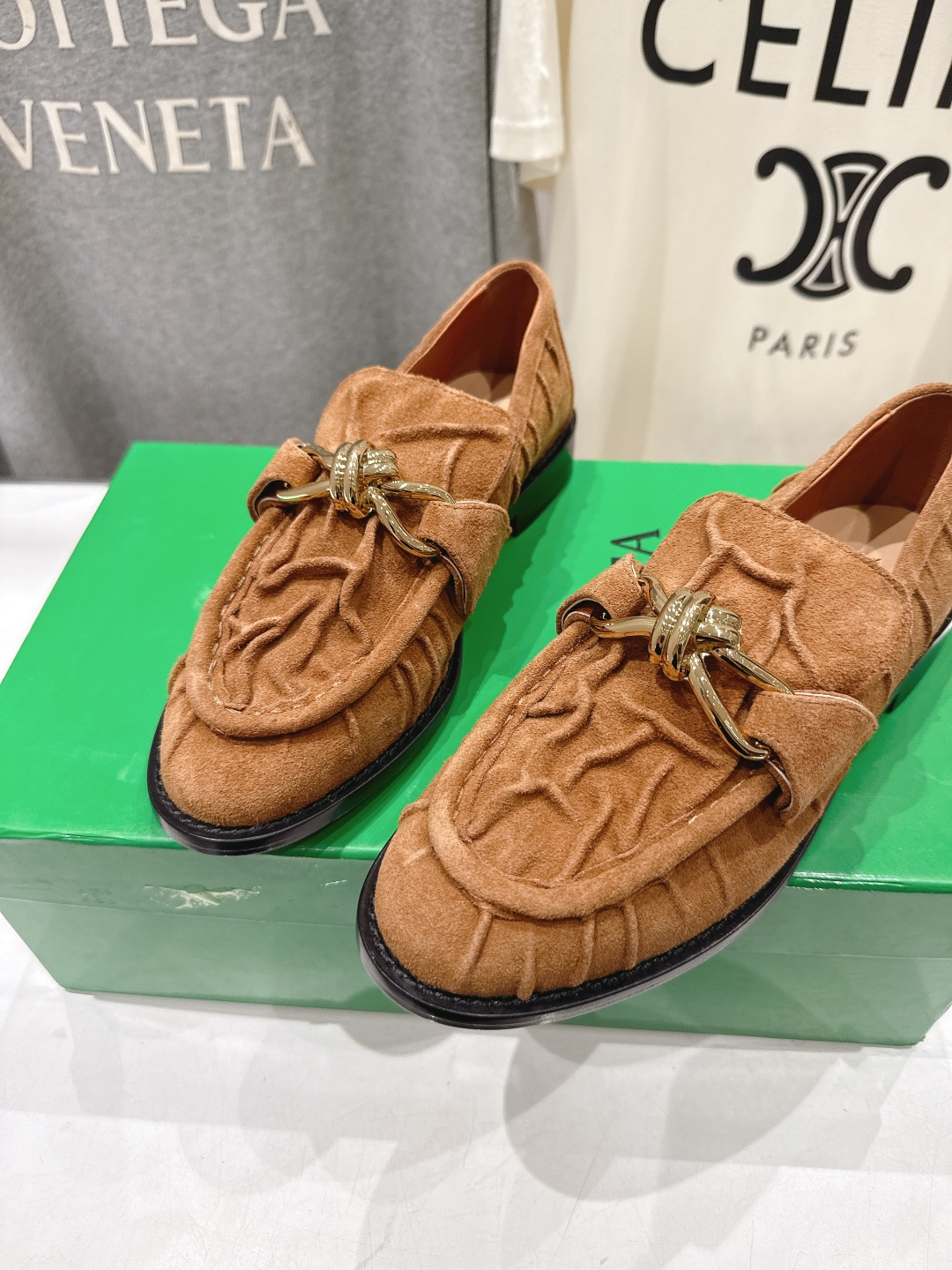 高版本出厂 Bottega Veneta/BV F065 2026ss新款老钱风褶皱皮鎏金扣饰平底乐福鞋