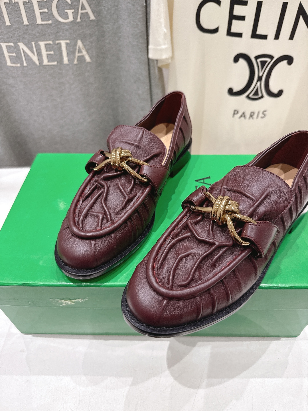 高版本出厂 Bottega Veneta/BV F065 2026ss新款老钱风褶皱皮鎏金扣饰平底乐福鞋