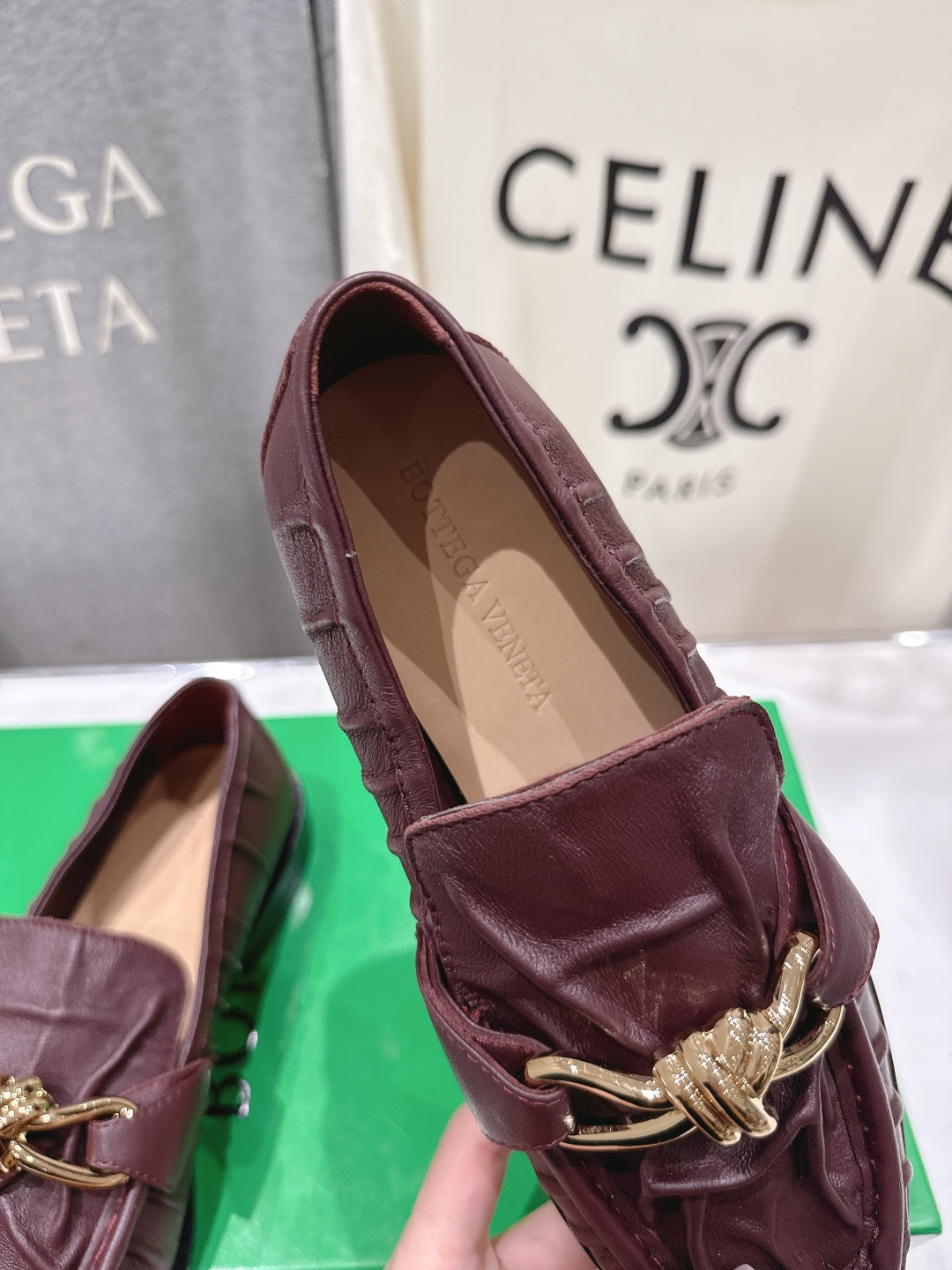 高版本出厂 Bottega Veneta/BV F065 2026ss新款老钱风褶皱皮鎏金扣饰平底乐福鞋