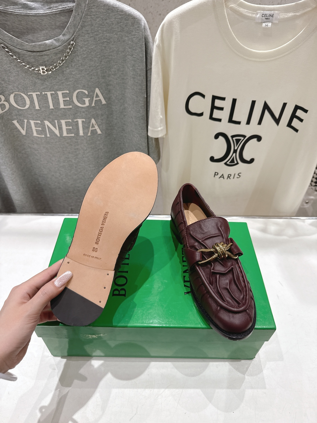 高版本出厂 Bottega Veneta/BV F065 2026ss新款老钱风褶皱皮鎏金扣饰平底乐福鞋