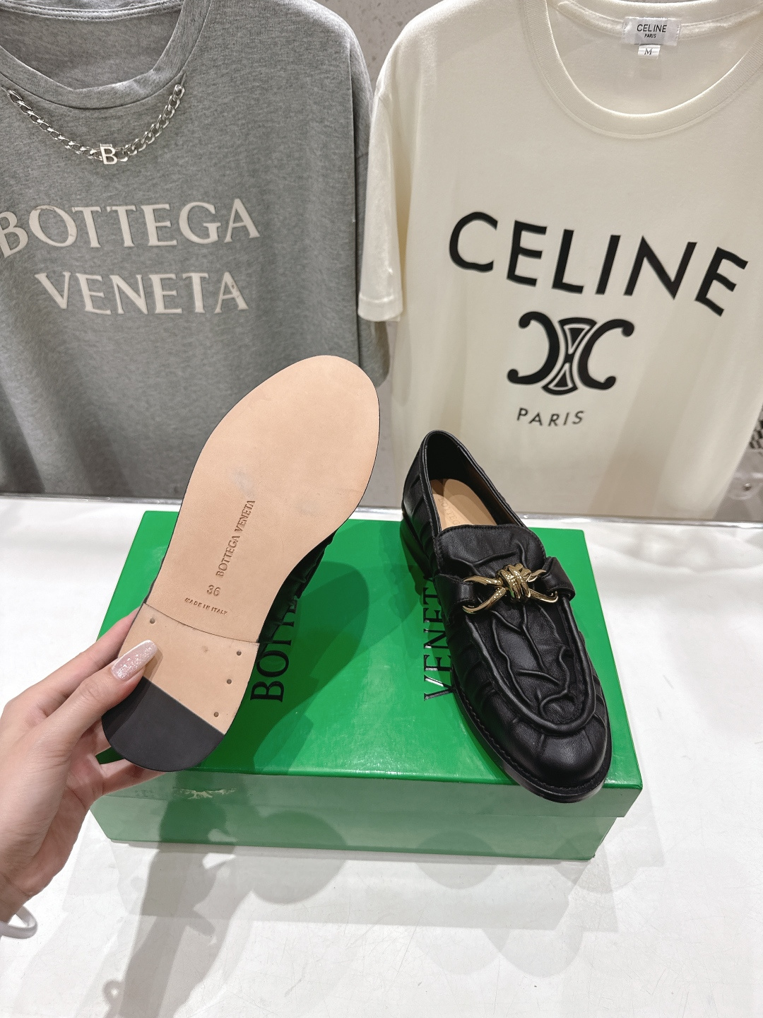 高版本出厂 Bottega Veneta/BV F065 2026ss新款老钱风褶皱皮鎏金扣饰平底乐福鞋