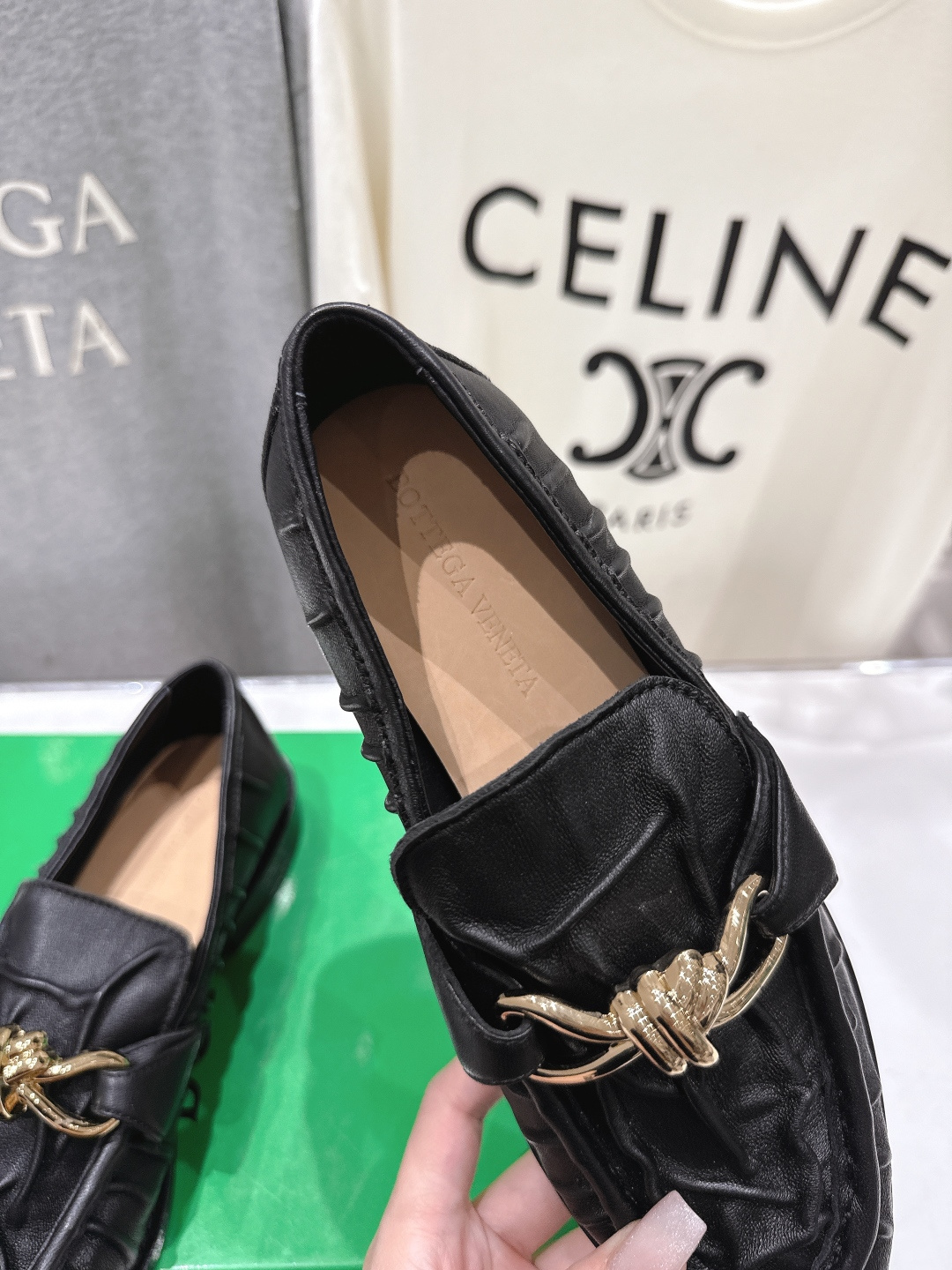 高版本出厂 Bottega Veneta/BV F065 2026ss新款老钱风褶皱皮鎏金扣饰平底乐福鞋