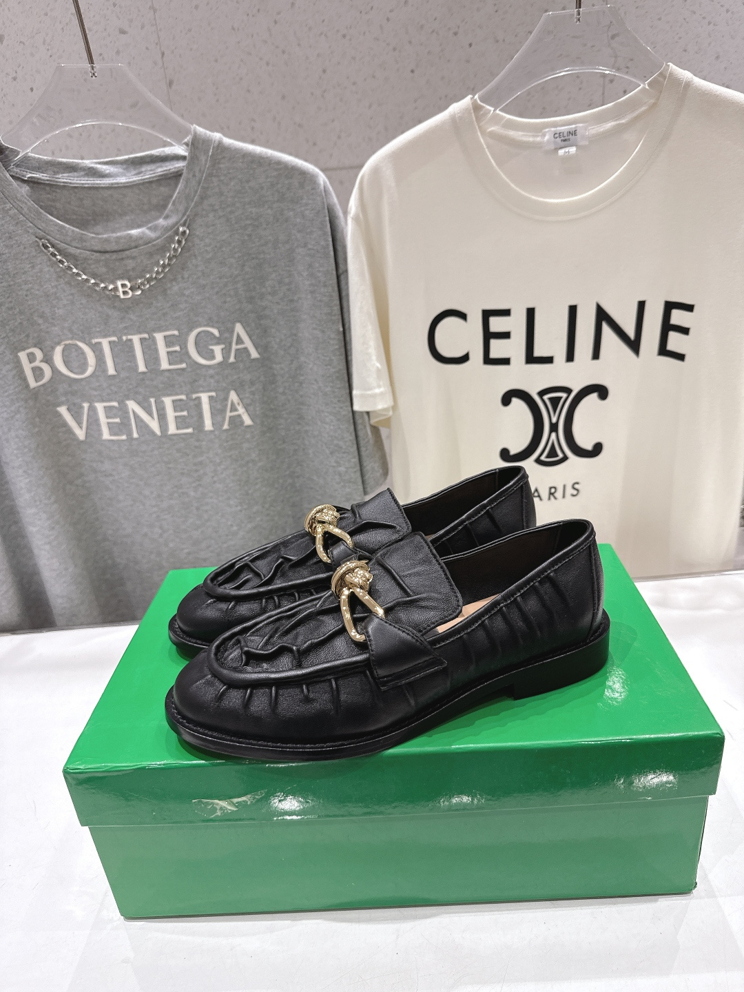 高版本出厂 Bottega Veneta/BV F065 2026ss新款老钱风褶皱皮鎏金扣饰平底乐福鞋