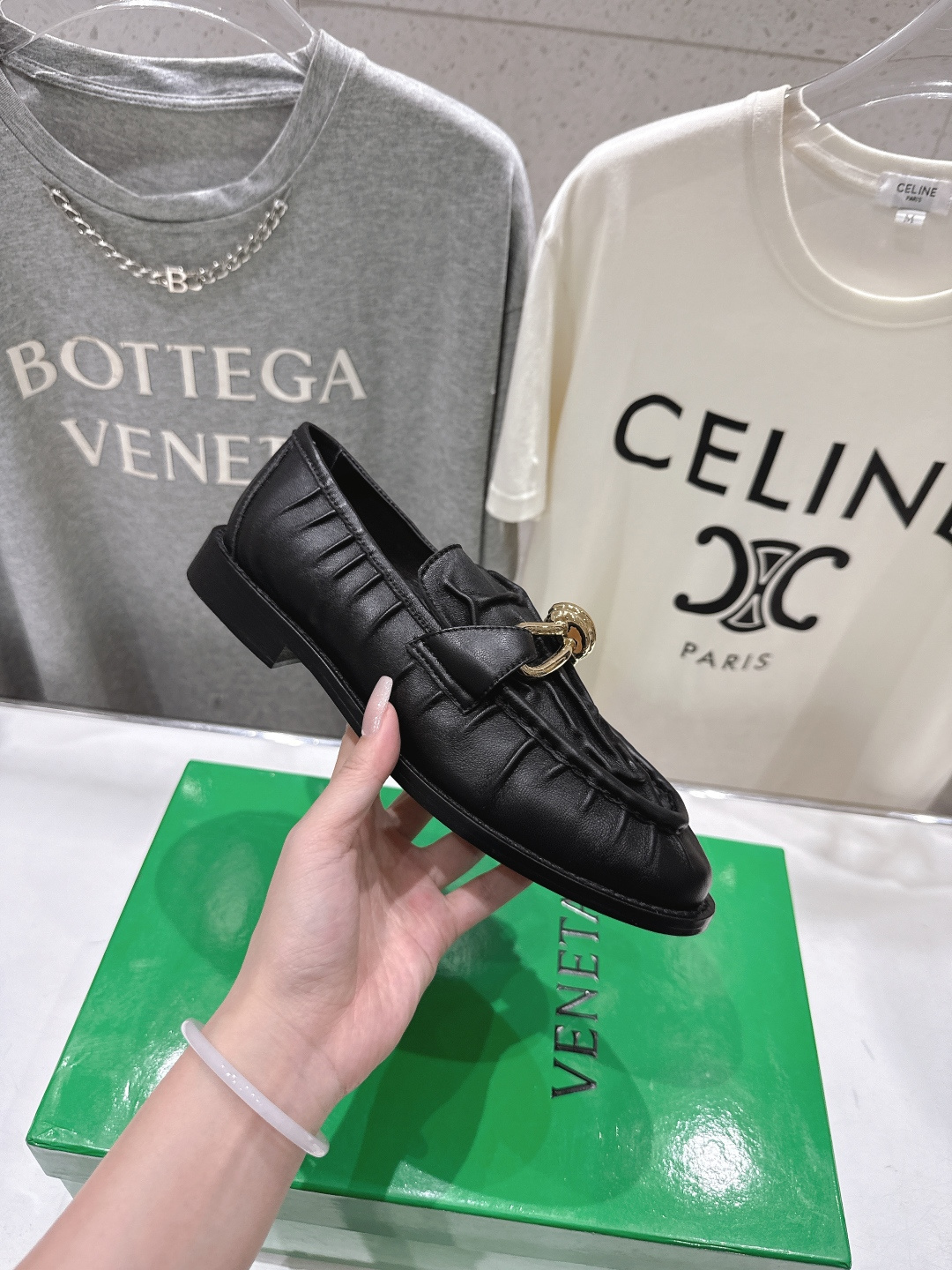高版本出厂 Bottega Veneta/BV F065 2026ss新款老钱风褶皱皮鎏金扣饰平底乐福鞋
