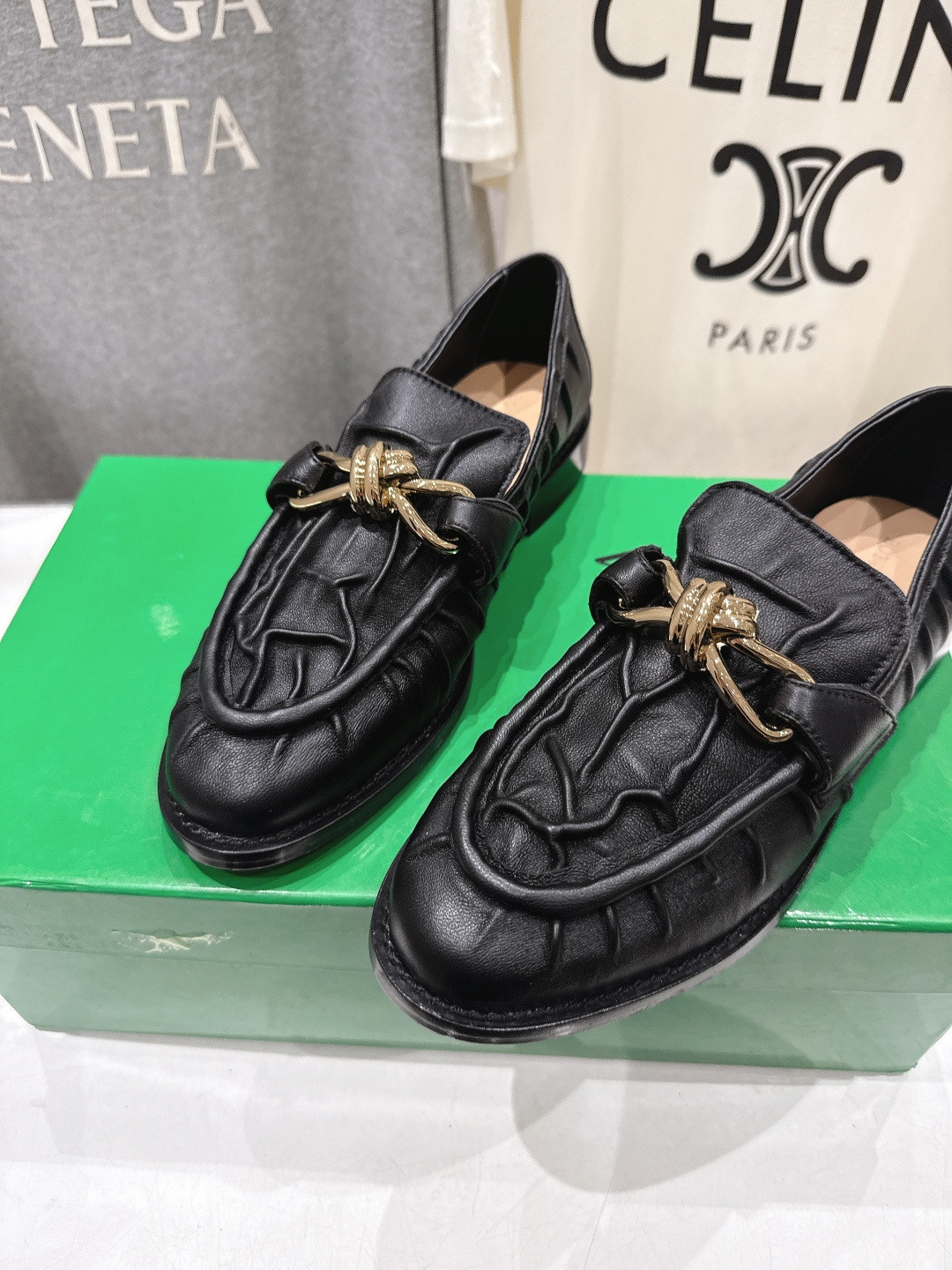 高版本出厂 Bottega Veneta/BV F065 2026ss新款老钱风褶皱皮鎏金扣饰平底乐福鞋