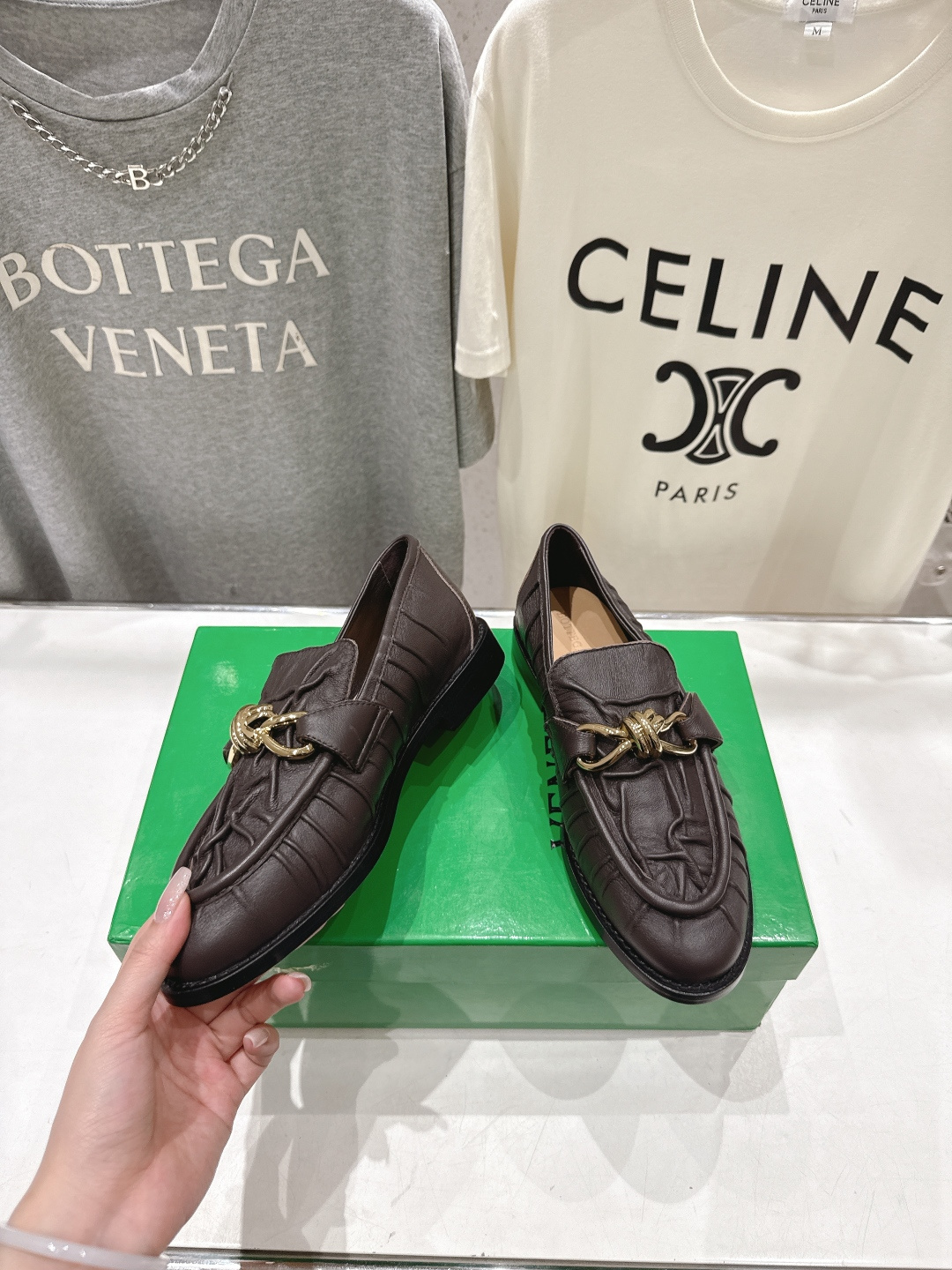 高版本出厂 Bottega Veneta/BV F065 2026ss新款老钱风褶皱皮鎏金扣饰平底乐福鞋