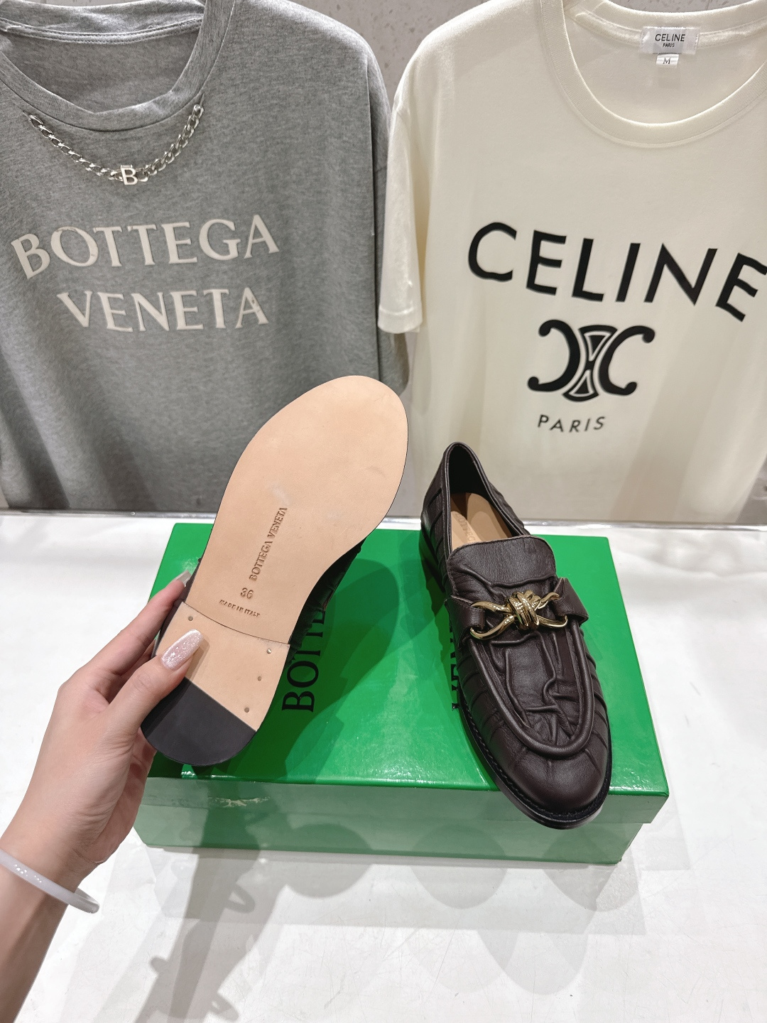 高版本出厂 Bottega Veneta/BV F065 2026ss新款老钱风褶皱皮鎏金扣饰平底乐福鞋