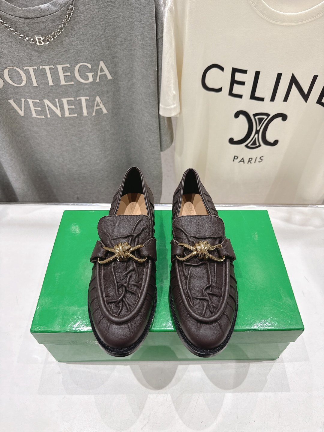 高版本出厂 Bottega Veneta/BV F065 2026ss新款老钱风褶皱皮鎏金扣饰平底乐福鞋