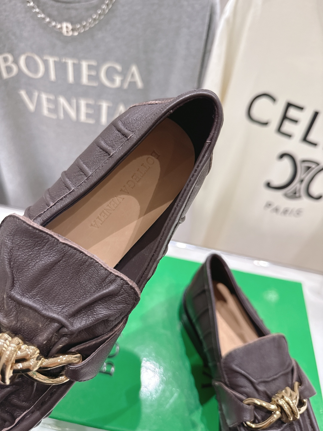 高版本出厂 Bottega Veneta/BV F065 2026ss新款老钱风褶皱皮鎏金扣饰平底乐福鞋