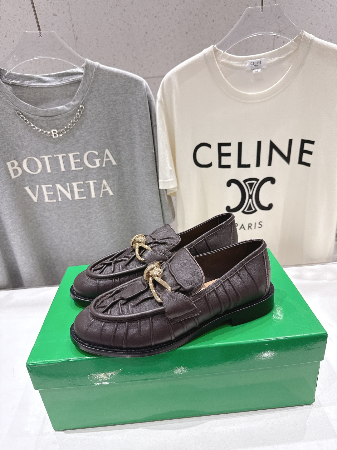 高版本出厂 Bottega Veneta/BV F065 2026ss新款老钱风褶皱皮鎏金扣饰平底乐福鞋