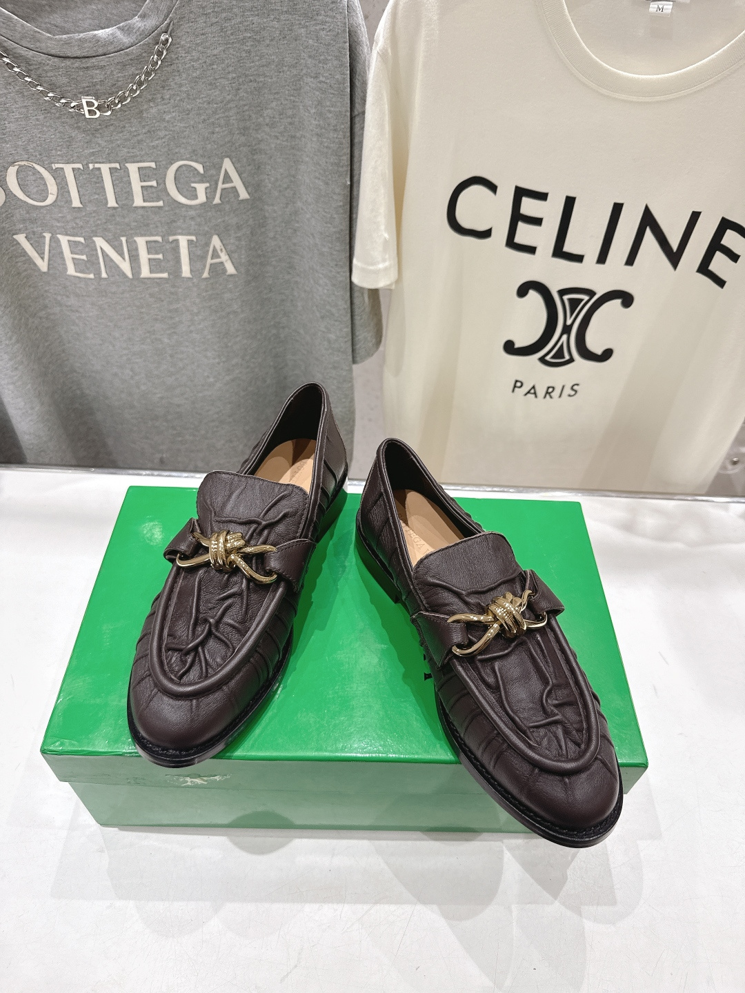 高版本出厂 Bottega Veneta/BV F065 2026ss新款老钱风褶皱皮鎏金扣饰平底乐福鞋