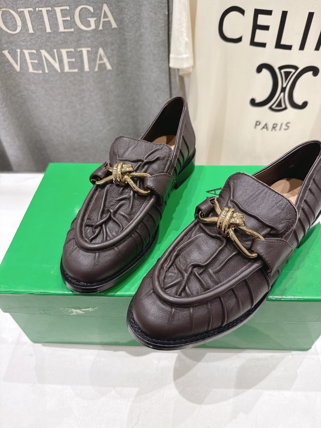 高版本出厂 Bottega Veneta/BV F065 2026ss新款老钱风褶皱皮鎏金扣饰平底乐福鞋
