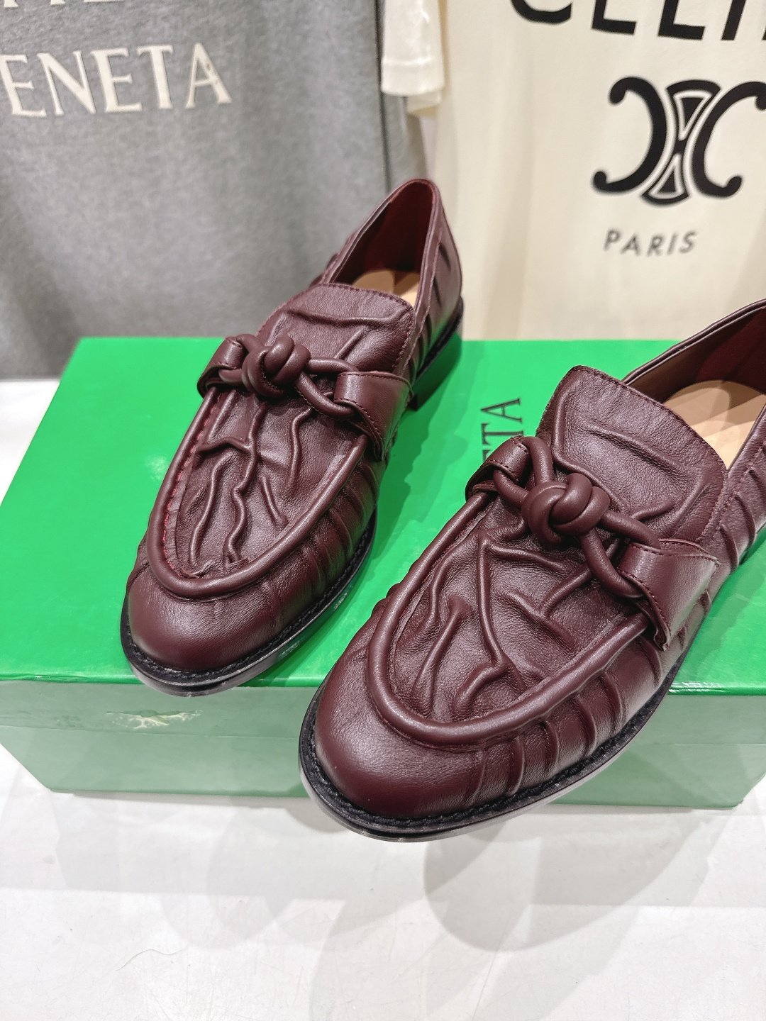 高版本出厂 Bottega Veneta/BV F065 2026ss新款老钱风褶皱皮鎏金扣饰平底乐福鞋